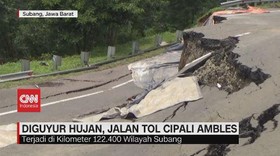 VIDEO: Diguyur Hujan, Jalan Tol Cipali Ambles