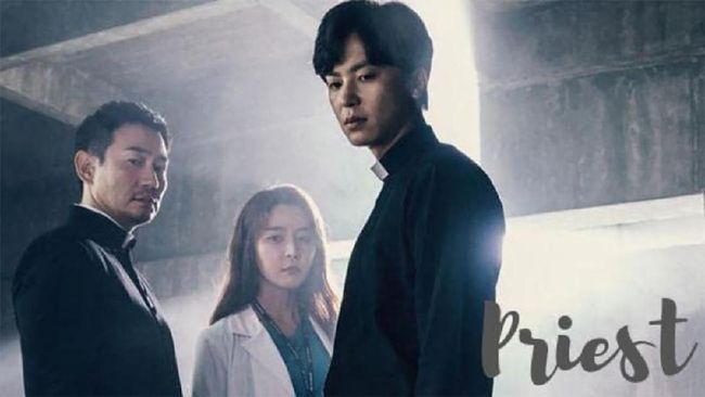 Kerja sama pendeta dan dokter bekerja sama dalam praktik pengusiransetan menjadi sorotan utama drama Korea berjudul Priest. Berikut sinopsis drama Korea Priest.
