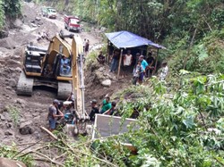 Terjebak Longsor di Klaten, 11 Truk Dievakuasi dari Sungai Beteng