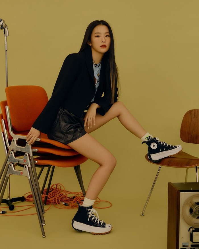 Menggunakan kaos crop berwarna biru muda yang soft, blazer hitam sebagai outerwear, celana pendek berwarna hitam, dan sepatu Converse Lacenta Hike High Black membuat Seulgi tampil dengan edgy look yang super keren. (Foto: Instagram/converse_kr)