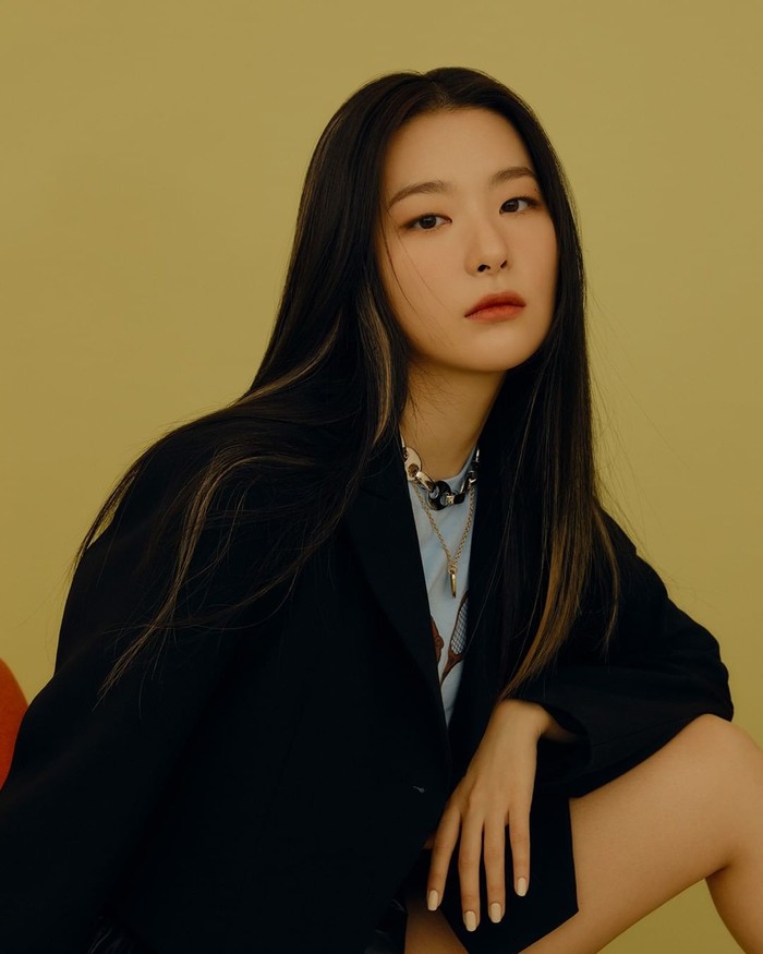 Dengan foto yang lebih close up, Seulgi terlihat semakin menawan, ia memberikan tatapan yang tajam dengan make up yang tampak natural. (Foto: Instagram/converse_kr)