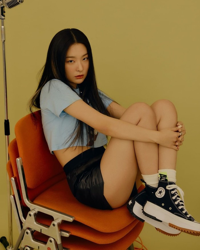 Outfit tanpa blazer yang Seulgi gunakan pada pemotretan ini cocok untuk kamu yang ingin tampil keren dengan gaya santai. (Foto: Instagram/converse_kr)