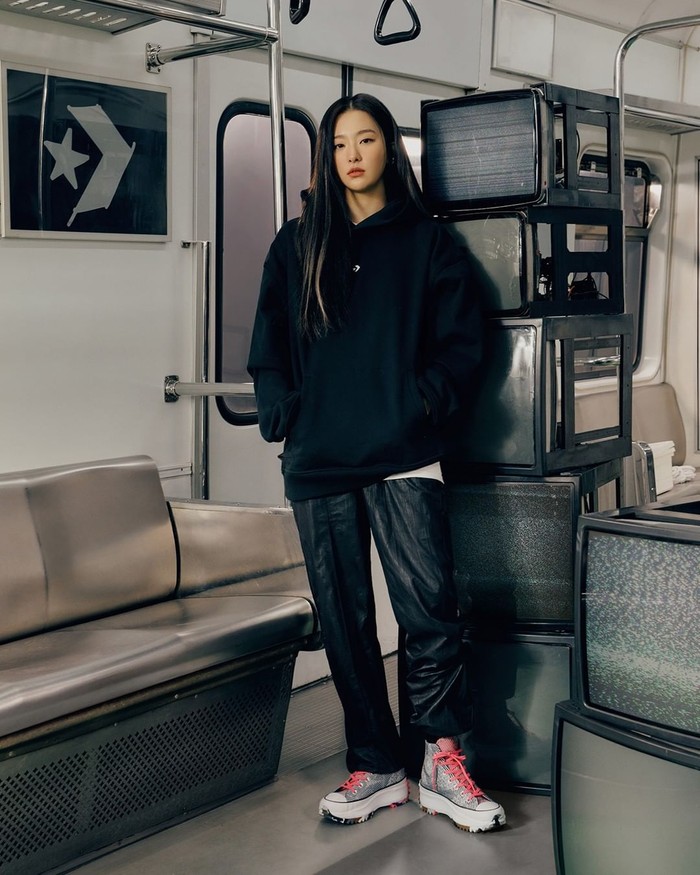 Kembali menggunakan serba hitam, kali ini Seulgi berpenampilan tomboy yang swag menggunakan sepatu Converse Run Star Hike Knit Mashup, leather pants, dan ia juga menggunakan hoodie dari merek Converse. (Foto: Instagram/converse_kr)