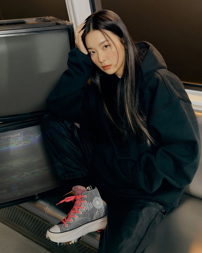 Mampu tampil dengan berbagai macam gaya termasuk gaya tomboy, Seulgi sangat cocok menjadi model sepatu Converse. (Foto: Instagram/converse_kr)