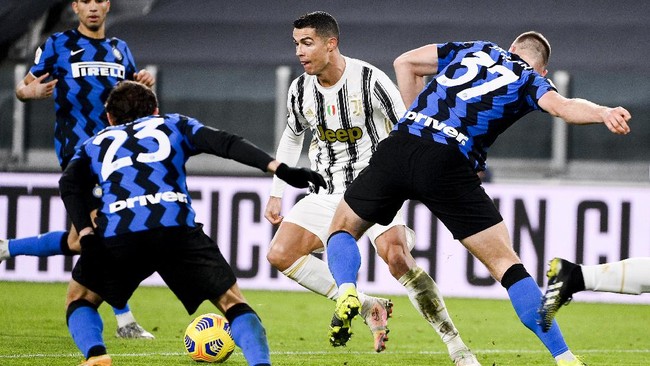Cristiano Ronaldo diisukan bisa bergabung ke Inter Milan. Namun lini depan skuad Nerazzurri itu terbilang sudah penuh sesak.