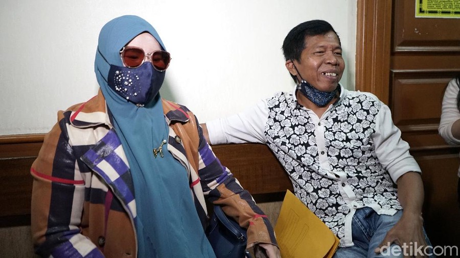 Kiwil dan Rohimah Kiwil dan Rohimah saat menghadiri sidang ikrar cerai di Pengadilan Agama Jakarta Selatan, Jakarta, Rabu, (10/2/2021).