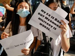Pesan Kocak Demonstran Myanmar: Mantan Saya Buruk Tapi Militer Lebih Buruk
