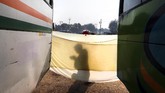 FOTO: Magh Mela, Upacara Mandi Bersihkan Dosa di India Magh Mela atau Magha Mela merupakan ritual penebusan dosa bagi umat Hindu di India dengan mandi di Sungai Sangam, Prayagraj, India.