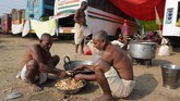 FOTO: Magh Mela, Upacara Mandi Bersihkan Dosa di India Magh Mela atau Magha Mela merupakan ritual penebusan dosa bagi umat Hindu di India dengan mandi di Sungai Sangam, Prayagraj, India.