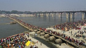 FOTO: Magh Mela, Upacara Mandi Bersihkan Dosa di India