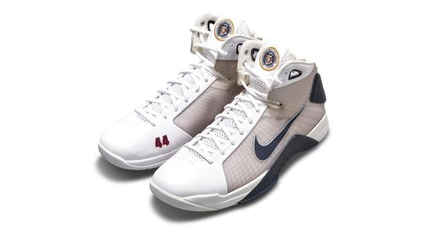 Sepasang sepatu basket yang khusus dibuat untuk Barack Obama saat dia menjadi Presiden ke 44 Amerika Serikat bakal dilelang dengan harga mulai Rp349 juta.