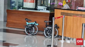 Operator Ihsan Yunus PDIP Serahkan 2 Sepeda Brompton ke KPK