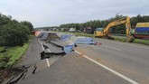 FOTO: Berjibaku Perbaiki Jalan Tol Cipali KM 122 yang Amblas Proses perbaikan jalan tol Cipali KM122 yang amblas terus digencarkan pihak pengelola, sementara korlantas menerapkan rekayasa lalin.