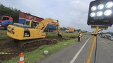 FOTO: Berjibaku Perbaiki Jalan Tol Cipali KM 122 yang Amblas Proses perbaikan jalan tol Cipali KM122 yang amblas terus digencarkan pihak pengelola, sementara korlantas menerapkan rekayasa lalin.