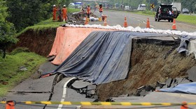 FOTO: Berjibaku Perbaiki Jalan Tol Cipali KM 122 yang Amblas
