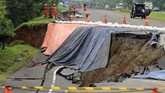 FOTO: Berjibaku Perbaiki Jalan Tol Cipali KM 122 yang Amblas Proses perbaikan jalan tol Cipali KM122 yang amblas terus digencarkan pihak pengelola, sementara korlantas menerapkan rekayasa lalin.
