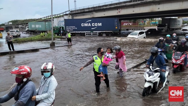 Kendaraan roda empat diprioritaskan untuk dapat melintas di Jalan Kaligawe, sementara pengguna kendaraan roda dua diminta hari-hati.