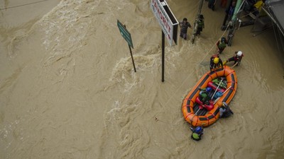 Banjir Rendam Sebagian Depok dan Tangsel, Bayi 9 Bulan Dievakuasi
