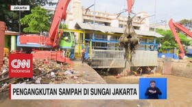 VIDEO: Pengangkutan Sampah di Sungai Jakarta