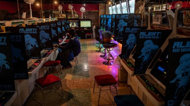 Sebelum pandemi, warna lampu, suara mesin, dan keriuhan pemain di arena video game di Jepang terasa hingga dini hari.