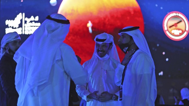 FOTO: Sorak Sorai Warga Arab Lebih Dulu Mendarat di Mars