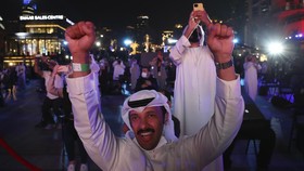 FOTO: Sorak Sorai Warga Arab Lebih Dulu Mendarat di Mars