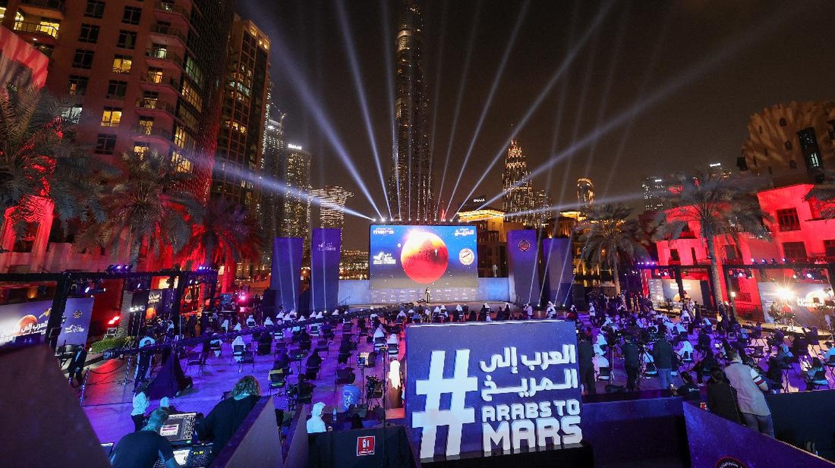 FOTO: Sorak Sorai Warga Arab Lebih Dulu Mendarat di Mars