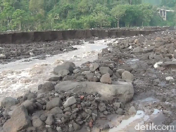 Diterjang Banjir Lahar Hujan Semeru Bertubi-tubi, Tanggul Sungai Leprak Jebol