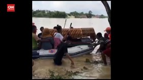 VIDEO: Sulitnya Memakamkan Jenazah Saat Banjir