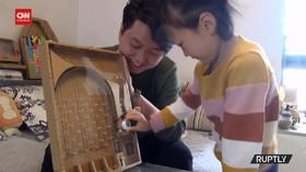 VIDEO: Hindari Anak Dari Gadget, Ayah Buat Mainan Dari Karton