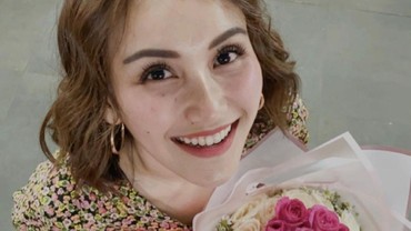 img-title Uang Miliaran di Tuban Ludes VS Ayu Ting Ting Salah Tingkah Ketemu Nagita