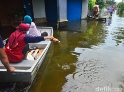 Banjir Berwarna Hitam dan Berbau Busuk di Kudus Disemprot Eco Enzyme