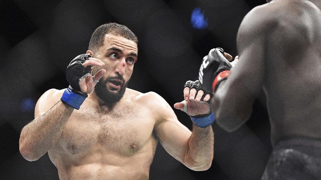 Cedera mata Belal Muhammad yang tercolok Leon Edwards pada UFC Vegas 21 membuat sejumlah petarung mendesak UFC untuk mengubah desain sarung tangan petarung.