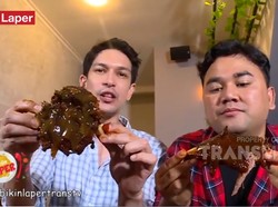 Bikin Laper! Dimas Beck Menikmati Iga Bakar Jumbo yang Empuk Juicy
