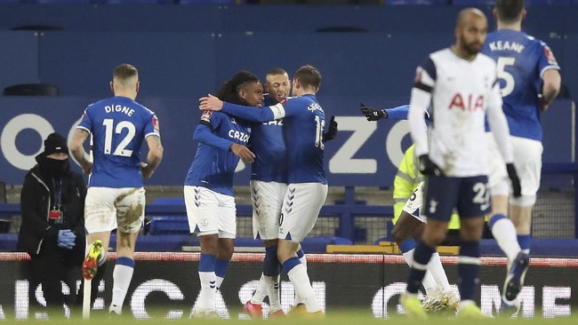 Everton dan Leicester City memastikan tiket ke perempat final Piala FA usai mengalahkan lawannya masing-masing di babak kelima.