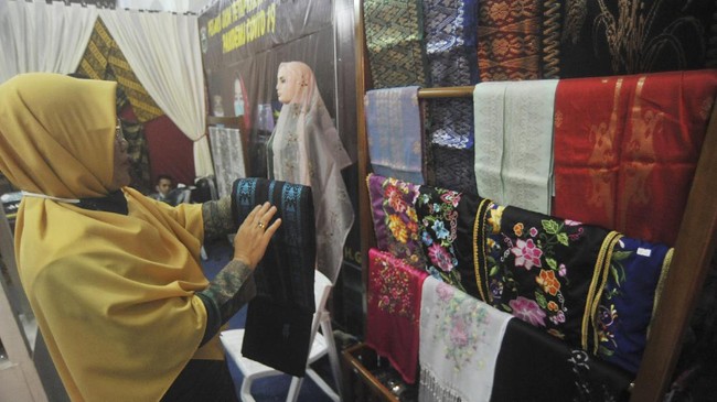 FOTO: Filosofi dalam Sehelai Kain Tenun Songket Silungkang