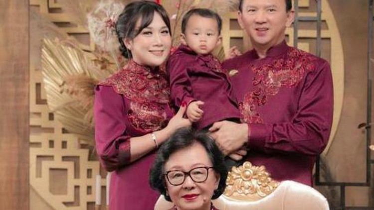 Foto Imlek Ahok dan keluarga