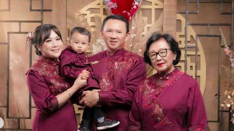 Foto Imlek Ahok dan keluarga
