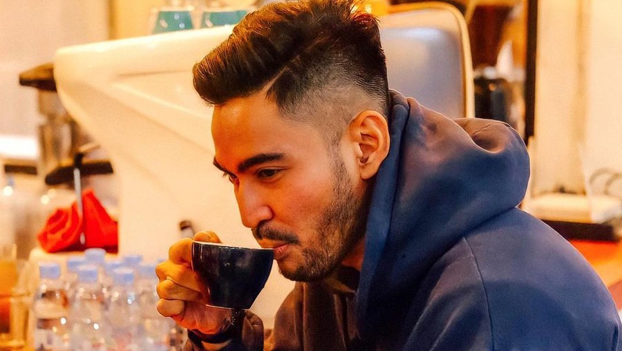 Gaya Keren Robby Purba Saat Ngopi hingga Cicip Gelato