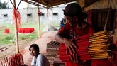 FOTO: Geliat Perajin Hio Jelang Perayaan Imlek Perajin hio atau dupa mulai kebanjiran pesanan jelang perayaan Imlek. Berikut gambarannya.