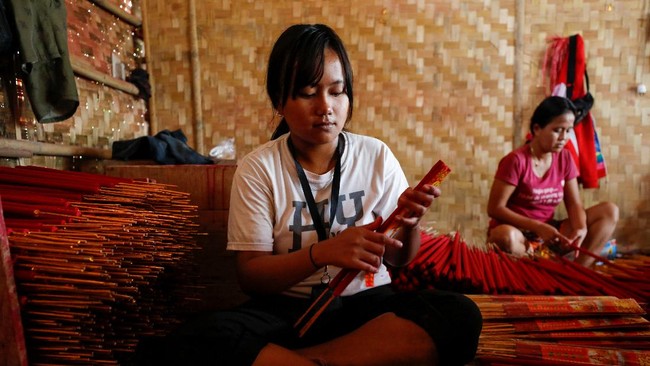 FOTO: Geliat Perajin Hio Jelang Perayaan Imlek