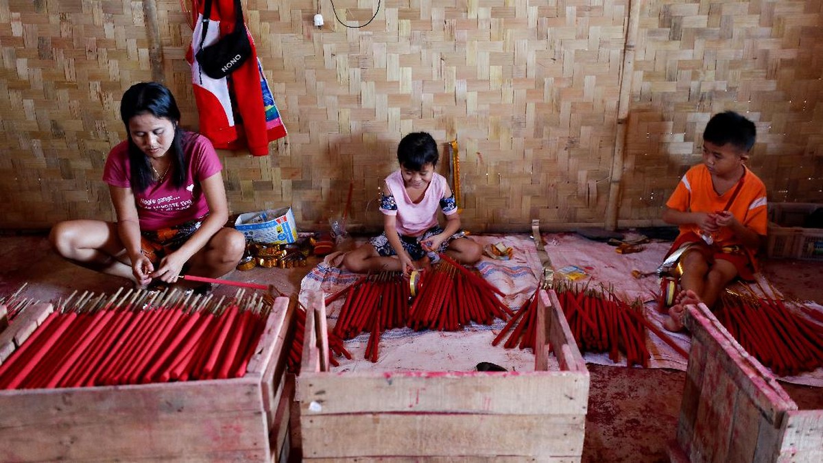 FOTO: Geliat Perajin Hio Jelang Perayaan Imlek