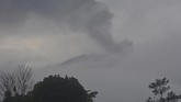 FOTO: Gejolak Vulkanik Gunung Raung yang Berstatus Waspada Gunung Raung, Jawa Timur, berstatus waspada (Level II), di mana PVMBG mencatat aktivitas vulkaniknya terpantau masih cenderung terus menerus mengeluarkan asap.