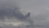 FOTO: Gejolak Vulkanik Gunung Raung yang Berstatus Waspada Gunung Raung, Jawa Timur, berstatus waspada (Level II), di mana PVMBG mencatat aktivitas vulkaniknya terpantau masih cenderung terus menerus mengeluarkan asap.