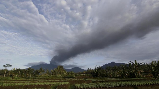 Gunung Raung Dua Kali Erupsi, Semburan Abu Vulkanik Capai 900 Meter Gunung Raung di perbatasan Kabupaten Jember, Bondowoso, dan Banyuwangi, dua kali erupsi dengan tinggi semburan mencapai 900 meter, Jumat (13/6) pagi.