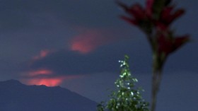 FOTO: Gejolak Vulkanik Gunung Raung yang Berstatus Waspada