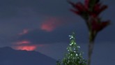 FOTO: Gejolak Vulkanik Gunung Raung yang Berstatus Waspada Gunung Raung, Jawa Timur, berstatus waspada (Level II), di mana PVMBG mencatat aktivitas vulkaniknya terpantau masih cenderung terus menerus mengeluarkan asap.