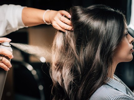 Viral Ganti Hairspray Pakai Lem Semprot, Rambut Wanita Ini Rusak Parah