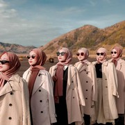 Anti Kikuk, Ini 5 Ide Pose Foto Bareng Sahabat yang Kompak dan Keren