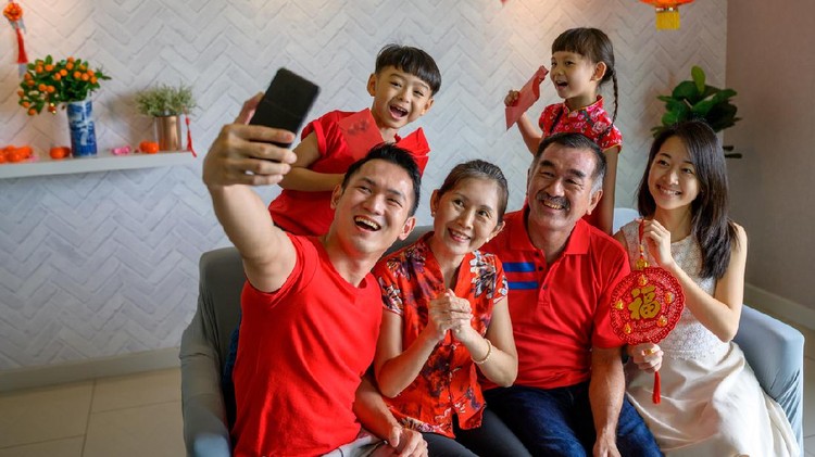 Ilustrasi Foto Instagram Happy Chinese family taking selfie photos together during family reunion on Chinese New Year. Chinese New Year, Family bonding and Togetherness Concepts.